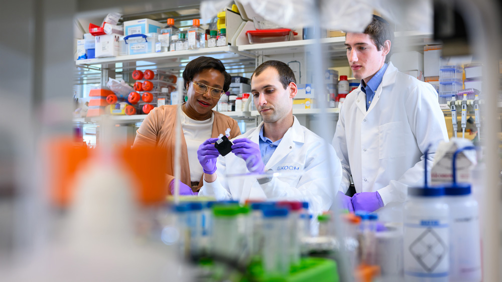 Paula Hammond, Ivan Pires, Ezra Gordon in a lab