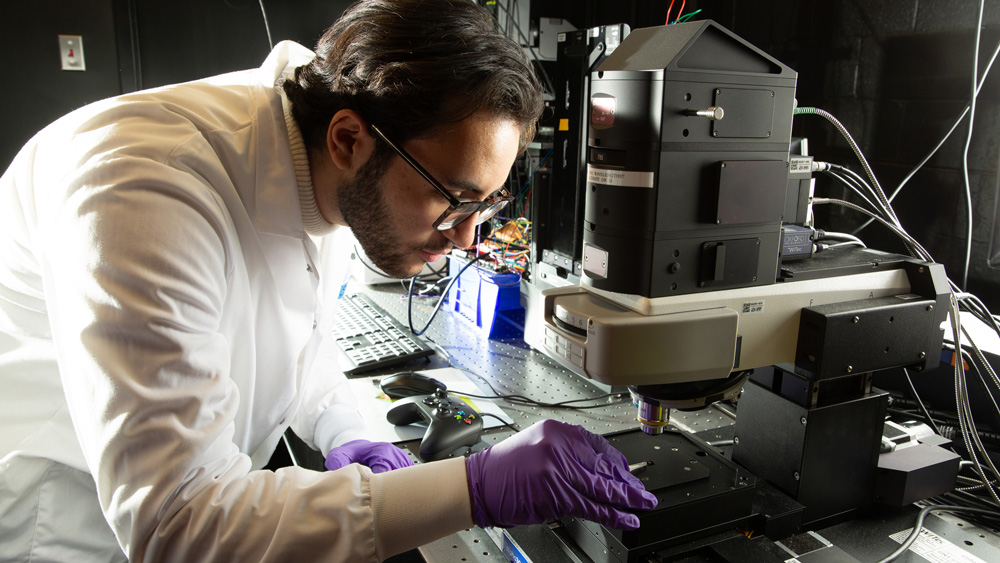 Seleem Badawy places the PlasmoSniff chip on the Raman microscope